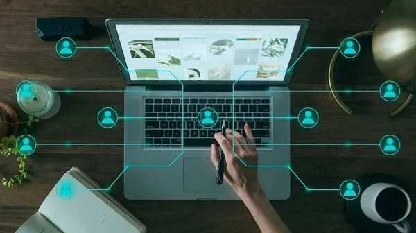 grupo de trabajo planificando una estrategia de publicidad y marketing digital